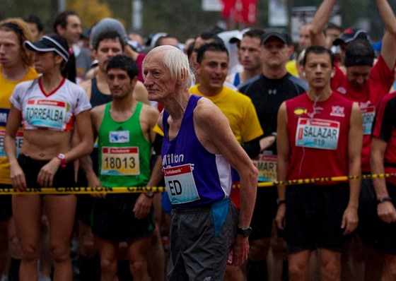 Ed Whitlock se chystá na start maratonu v Torontu.