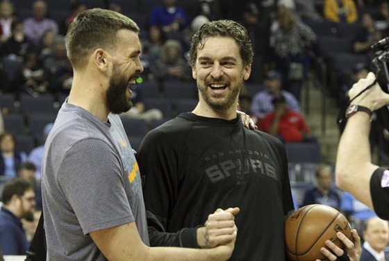 Marc Gasol (vlevo) z Memphisu a Pau Gasol ze San Antonia ped vzájemným...