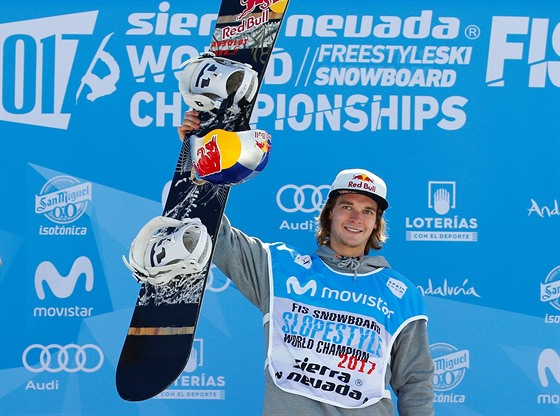 Belgický snowboardista Seppe Smits slaví triumf ve slopestylu na mistrovství...