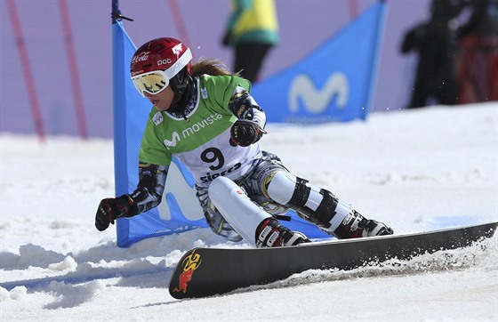 Snowboardistka Ester Ledecká bhem tvrtfinálové jízdy v obím slalomu na...