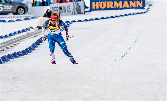 Gabriela Koukalová pijídí do cíle sprintu v Oslu
