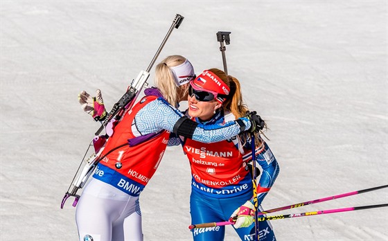 Gabriela Koukalov (vpravo) a Mari Laukkanenov v cli sthacho zvodu v Oslu