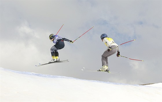 Švédský skikrosař Viktor Öhling Norberg (vlevo) ve finále mistrovství světa v...
