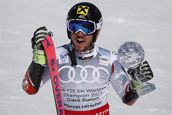 Marcel Hirscher slaví triumf v obím slalomu v Aspenu.