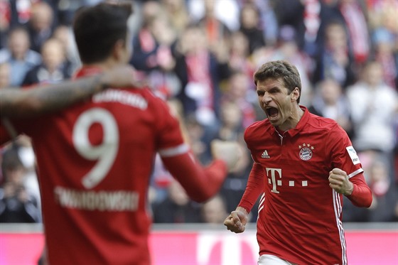 Thomas Müller z Bayernu Mnichov slaví gól, který vstelil jeho spoluhrá Robert...