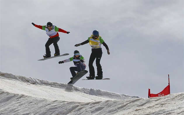 Juniorští snowboardcrossaři Strnadová a Tatarko mají světový bronz
