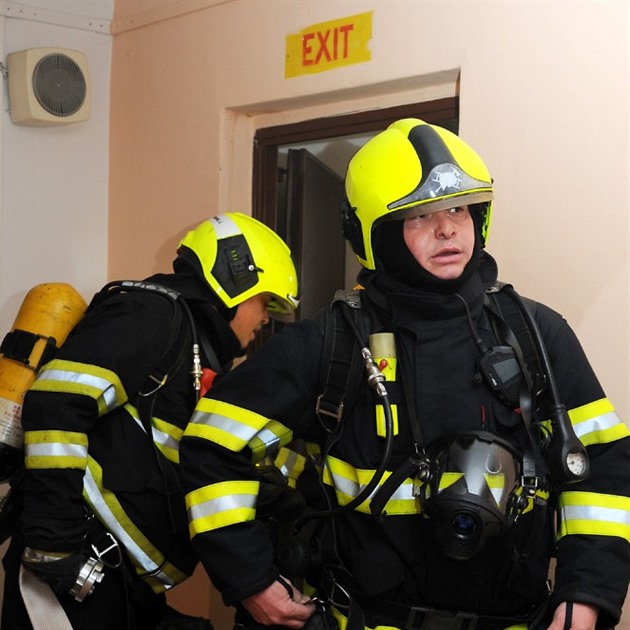 Cvičení hasičů v bývalém hotelu Opatov.