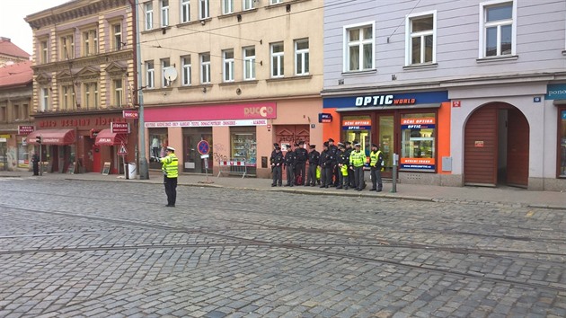 Policisté se na křižovatce ulic Nuselské a Táborské učí řídit dopravu ručně.