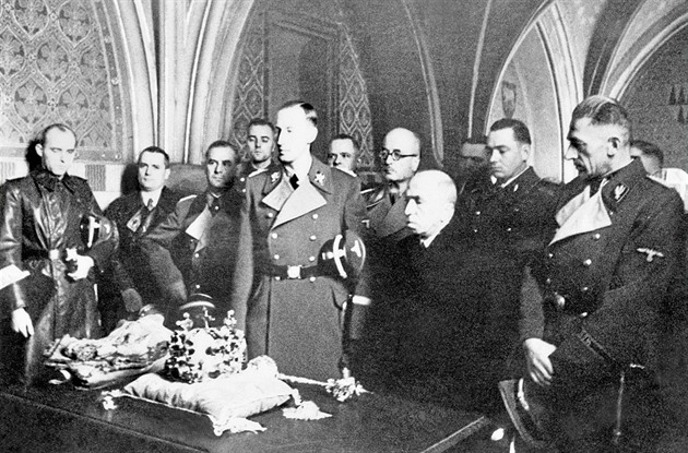 Heydrich si podle legendy nasadil královskou korunu. Do ...