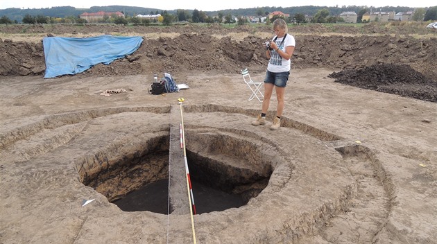 Archeoloka Martina Beková u nálezu náelnického hrobu v Kostelci nad Orlicí
