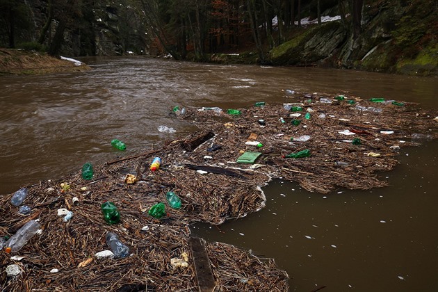 Jarní voda s sebou pináí odpadky z mst a obcí ped národním parkem bohuel...