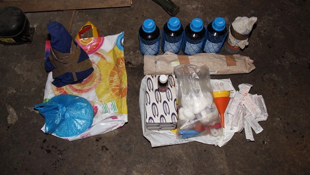 Policisté pi zásahu v chat v Malenovicích odhalili výrobnu pervitinu.