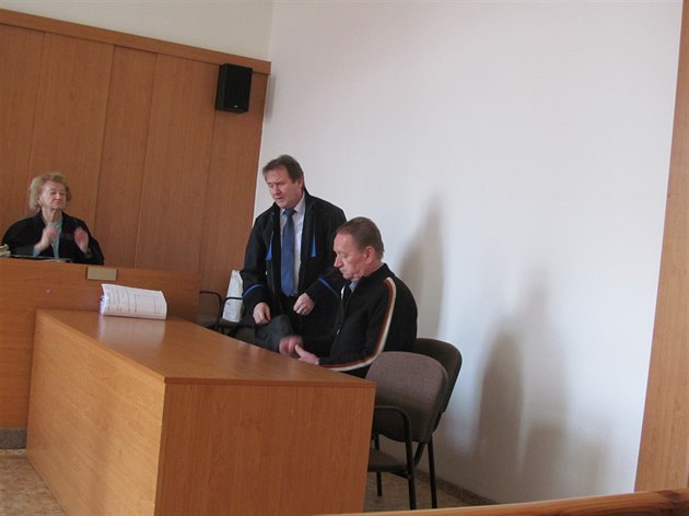 Antonín Schleiss (vpravo) se svým advokátem u Krajského sodu v Plzni bhem...