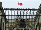 Turecká vlajka nad nizozemským konzulátem v Istanbulu. (12.3. 2017)
