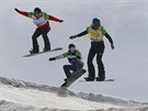 Závod snowboardcrossaek na svtovém ampionátu. Zleva: Maisie Potterová (Velká...
