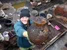 Archeolog Michal Bernek a keramick dbn objeven s velkm mnostvm...