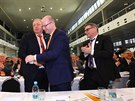 Bohuslav Sobotka gratuluje Milanovi Chovancovi ke zvolení prvním místopedsedou.