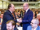 Bohuslav Sobotka gratuluje Janu Birkemu ke zvolen mstopedsedou na sjezdu...