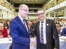 Bohuslav Sobotka gratuluje Lubomírovi Zaorálkovi ke zvolení  místopedsedou...