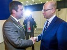Bohuslav Sobotka gratuluje Janu Hamákovi ke zvolení  místopedsedou SSD.