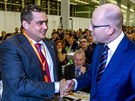 Bohuslav Sobotka gratuluje Petrovi Dolínkovi ke zvolení  místopedsedou SSD.