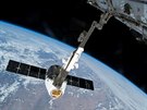 Zásobovací lo SpaceX Dragon u Mezinárodní vesmírné stanice (ilustraní foto)