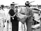 První letecká doprava poty spoleností Pan Am na Havaj v roce 1935.