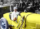 Kolorovaná fotografie ukazuje, e Elika Junková jezdila se lutou bugatti.