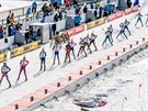 Biatlonisté se v závodě s hromadným startem v Oslu chystají na střelbu.