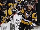 Sidney Crosby slav se spoluhri z Pittsburghu svj hattrick proti Florid.