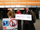 Mezi delegáty sjezdu SSD sbírá podpisy pro kandidaturu Zemana na Hrad Blok...