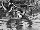 Jihovietnamský voják se brodí jedním z íních ramen v delt Mekongu ve...