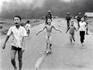 Nejslavnjí fotografií Nicka Uta je ikonický snímek dtí, utíkajících z...