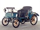 1899: Prvním autem vyrobeným pod znakou Opel je vz s oznaením Opel Patent...