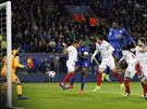 Kapitán Leicesteru Wes Morgan stílí první gól odvetného osmifinále Ligy mistr...