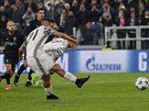 Paulo Dybala z Juventusu promuje pokutový kop v utkání proti Portu.