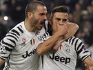 Paulo Dybala (vpravo) a Leonardo Bonucci (vlevo) oslavují gól Juventusu v...