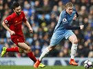 Adam Lallana z Liverpoolu stíhá Kevina De Bryunea z Manchesteru City v utkání...