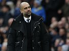 BEZMOC. Pep Guardiola, trenér Manchesteru City, bhem utkání proti Liverpoolu.