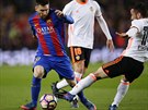 Útoník Barcelony Lionel Messi v akci v utkání s Valencií.