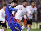 Lionel Messi promuje pokutový kop v utkání Barcelony s Valencií.