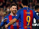 Fotbalisté Barcelony Lionel Messi a Luis Suárez oslavují vstelený gól proti...