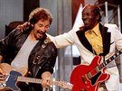 Americký zpvák a kytarista Chuck Berry s Brucem Springsteenem (na snímku z...
