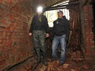 Urbexe�i Kamil Hrb��ek (vlevo) a Marek Pieto� na za��tku chodby do podzemn�...