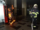 Hasiči likvidují požár automatu na kávu ve vestibulu Masarykova nádraží.