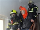 Cviení hasi v bývalém hotelu Opatov.