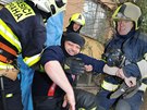 Jízdu evakuaním rukávem si vyzkouel i jeden z dobrovolných hasi.
