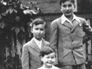 Rudolf Fantl (vpravo) se svm mladm bratrem Pavlem a sestenic.