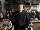 Martina Luthera ve filmu hraje Roman Knika (na snímku ve zlatém sále telského...