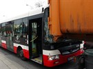 Autobus MHD se v Praze 4 stetl s nkladnm vozem Praskch slueb (17.3.2017).
